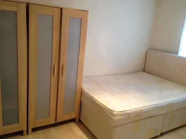 Flat Marbaix Gardens in Greater London