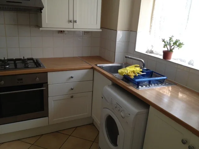 Flat Marbaix Gardens in Greater London