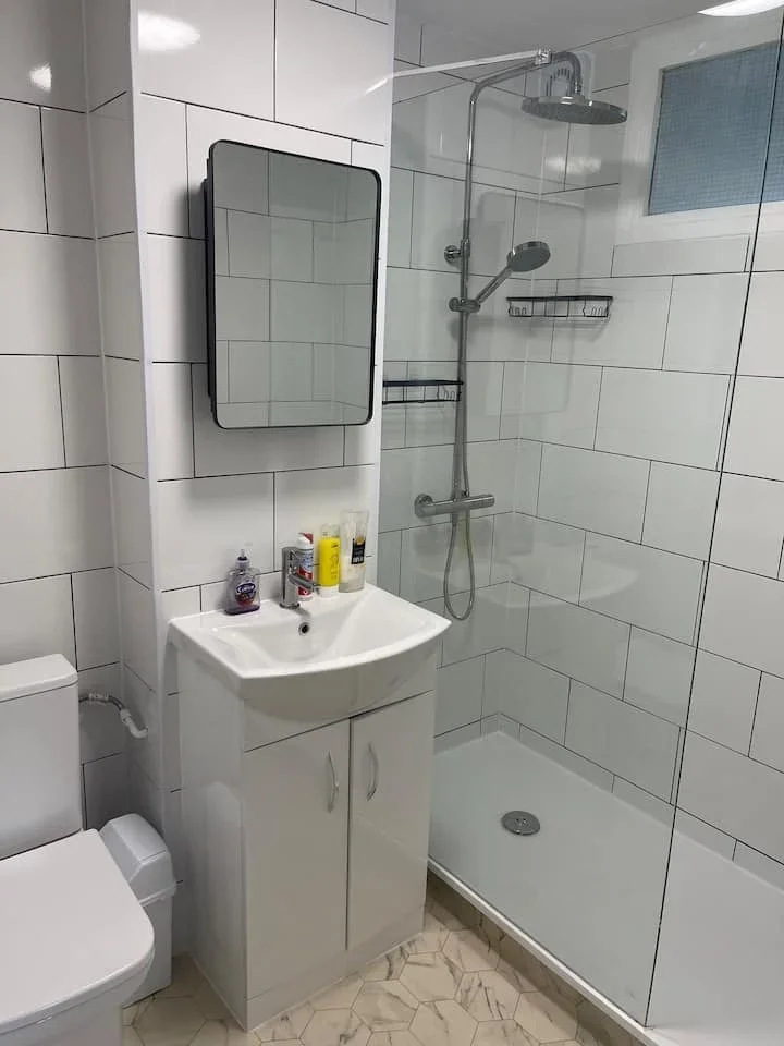 Flat Marbaix Gardens in Greater London