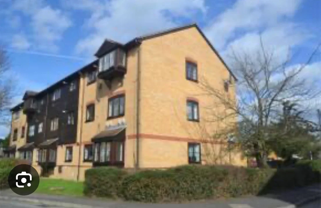 Flat Marbaix Gardens in Greater London