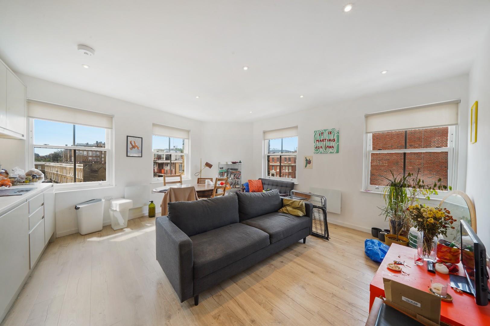 Flat Dunelm Street in Greater London