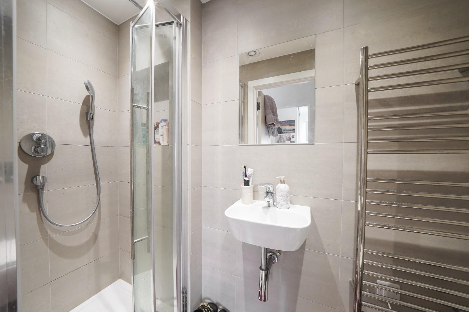 Flat Dunelm Street in Greater London