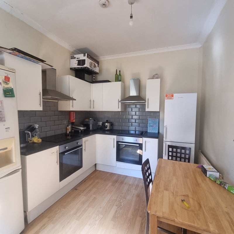 Room Woodside Road in Greater London