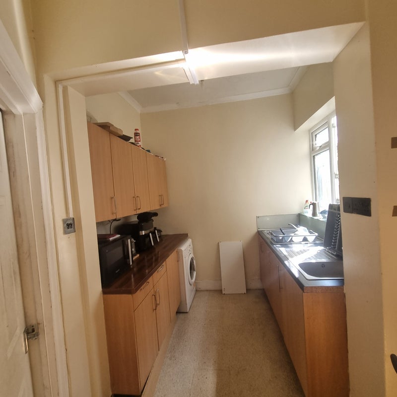 Room Woodside Road in Greater London