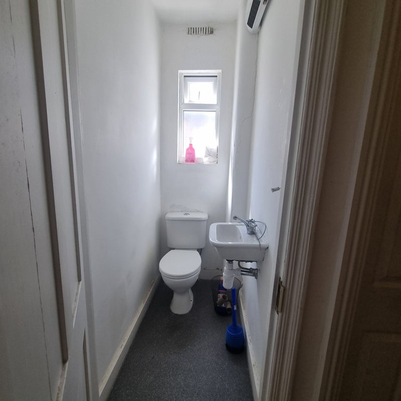Room Woodside Road in Greater London