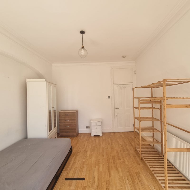 Room Woodside Road in Greater London