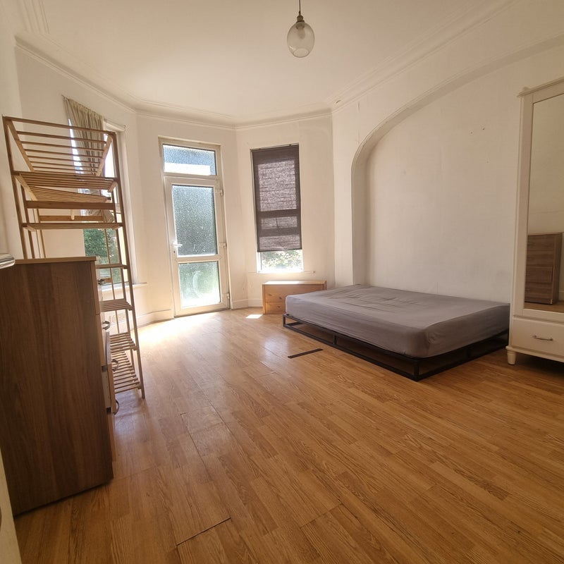 Room Woodside Road in Greater London