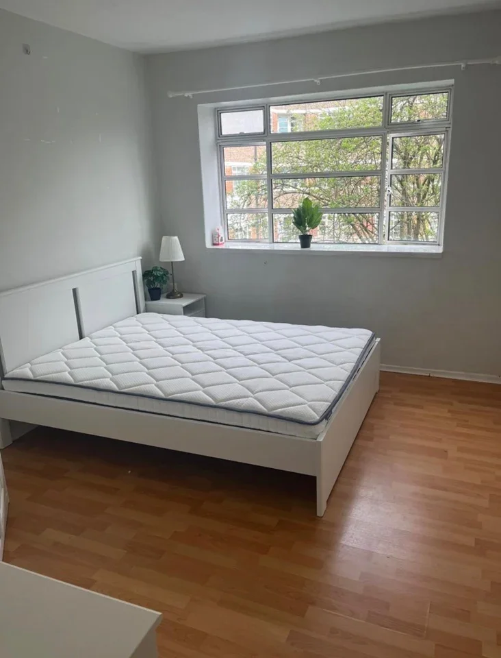 Flat Rodenhurst Road in Greater London