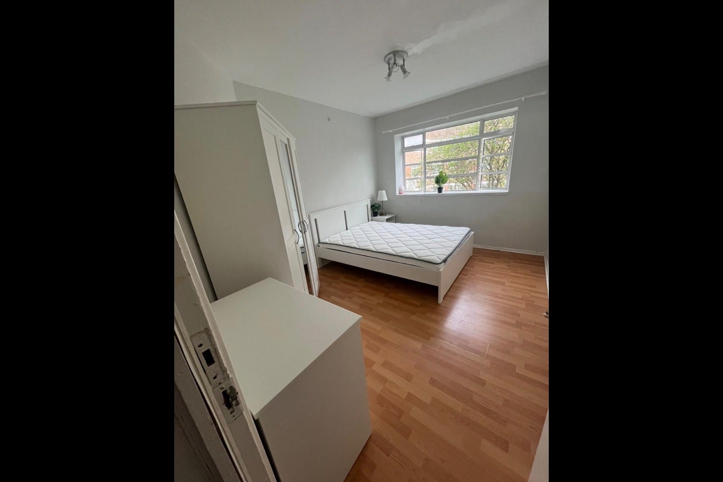 Flat Rodenhurst Road in Greater London