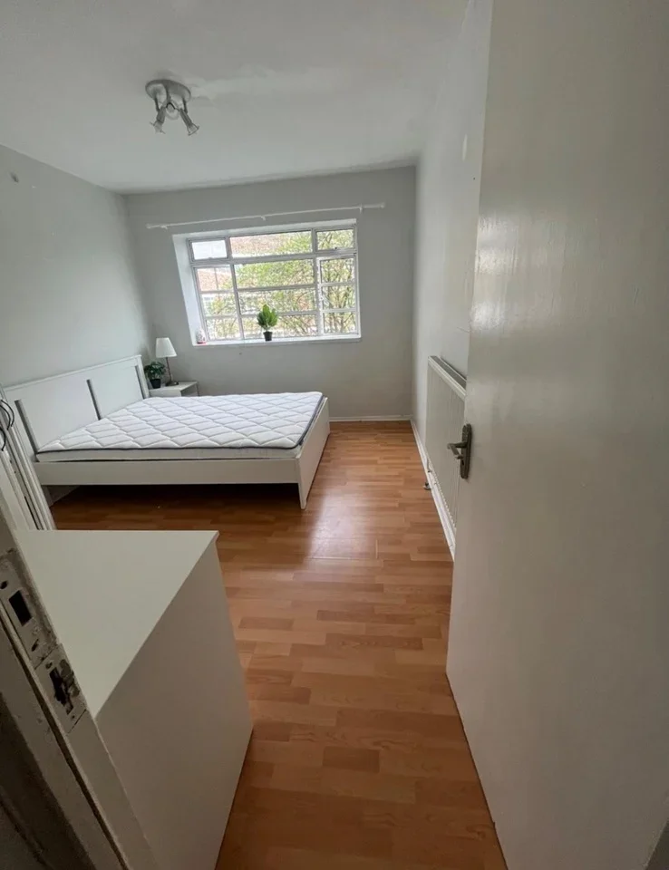 Flat Rodenhurst Road in Greater London