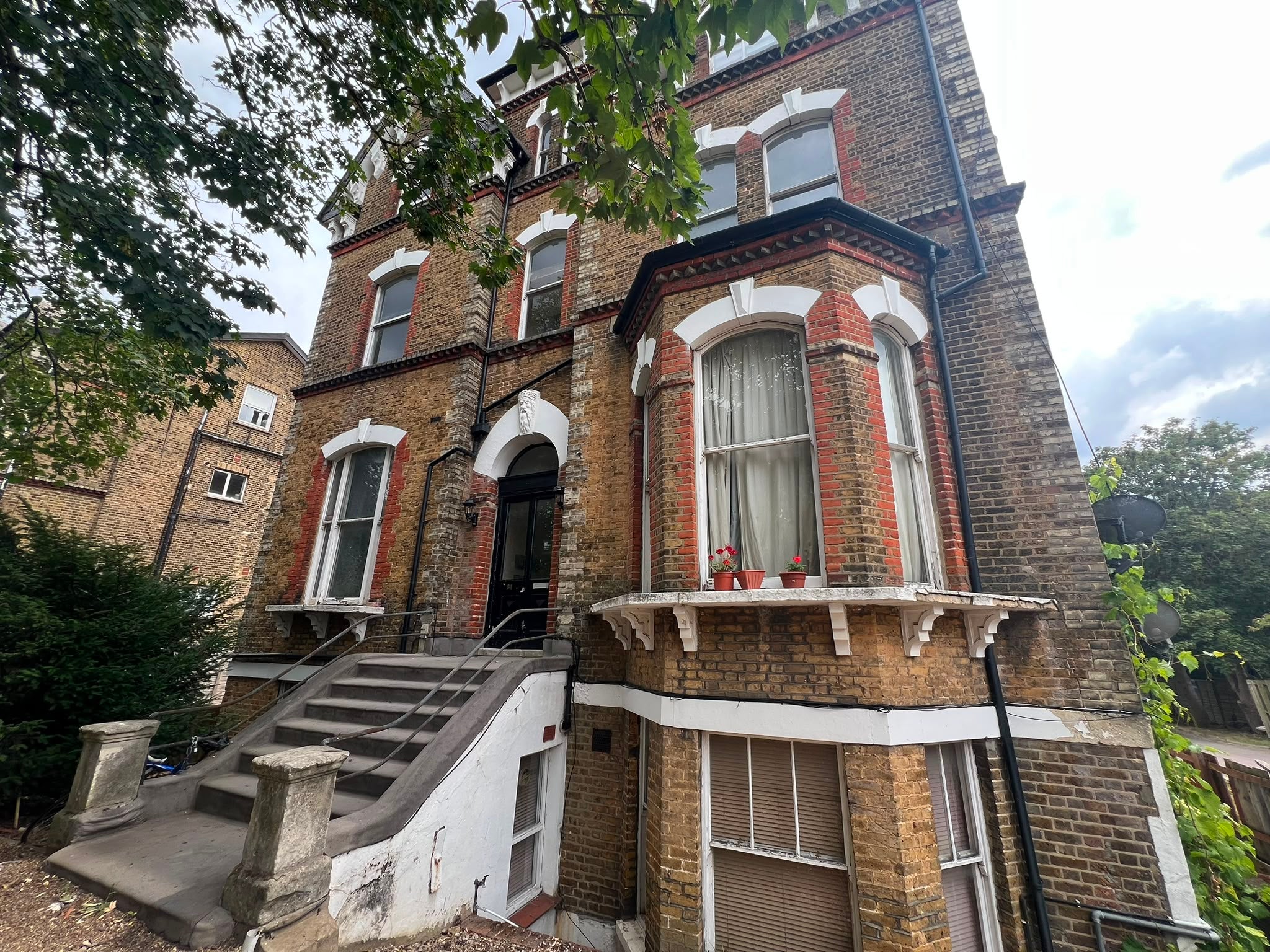 Flat Warminster Road in Greater London