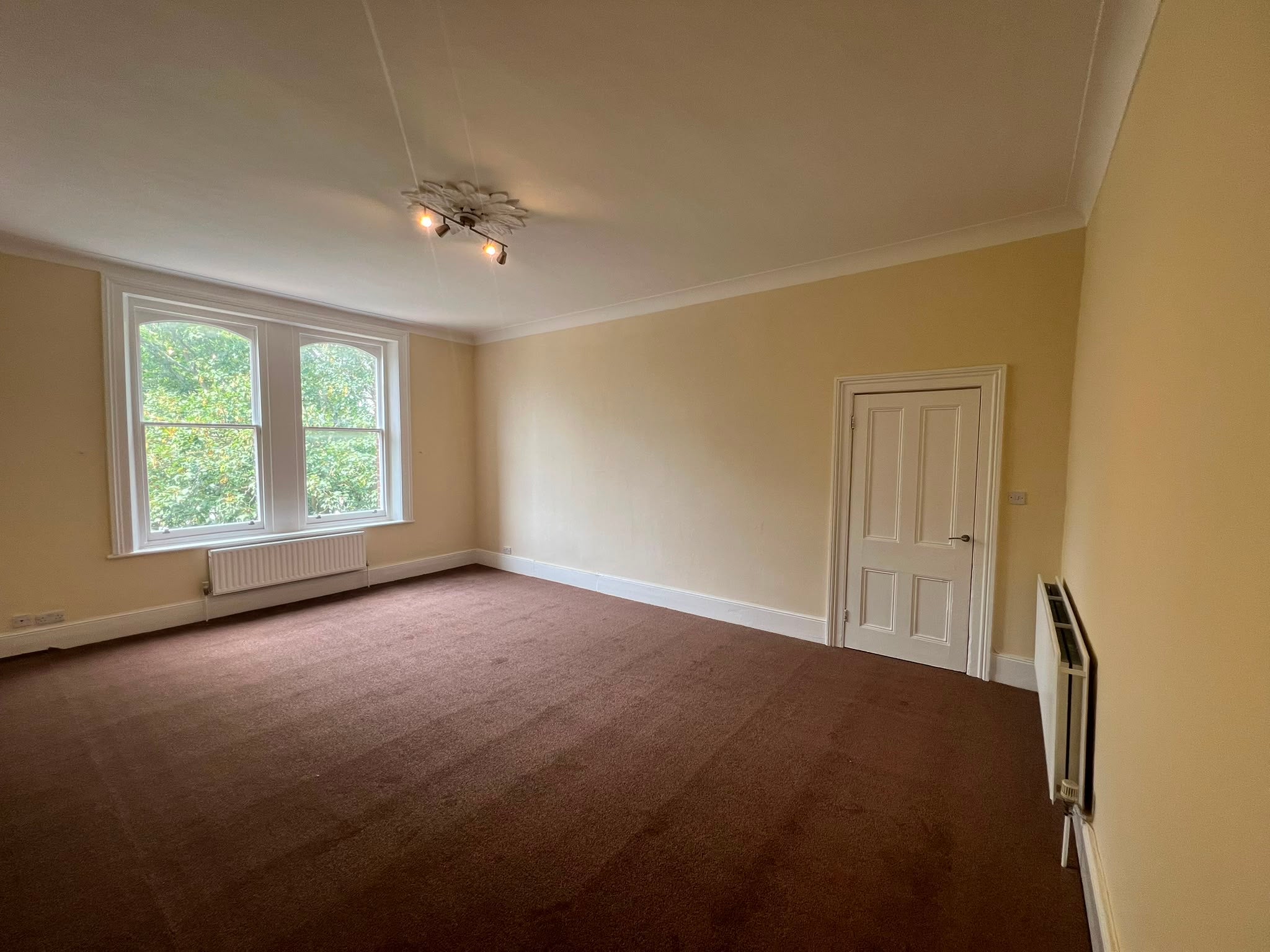 Flat Warminster Road in Greater London