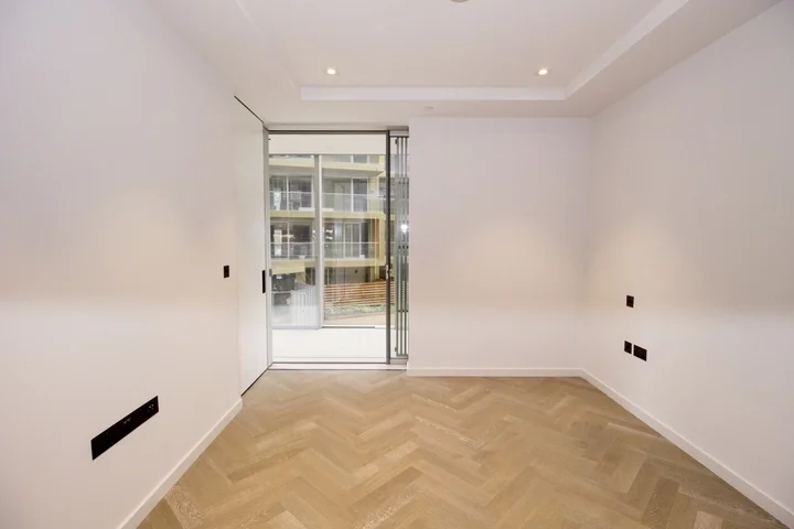 Flat Kirtling Street in Greater London