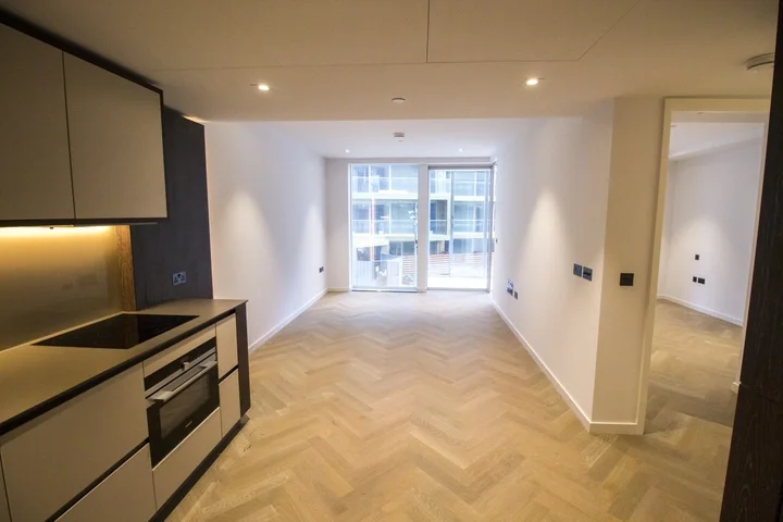 Flat Kirtling Street in Greater London