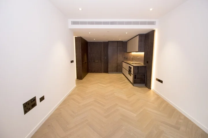 Flat Kirtling Street in Greater London