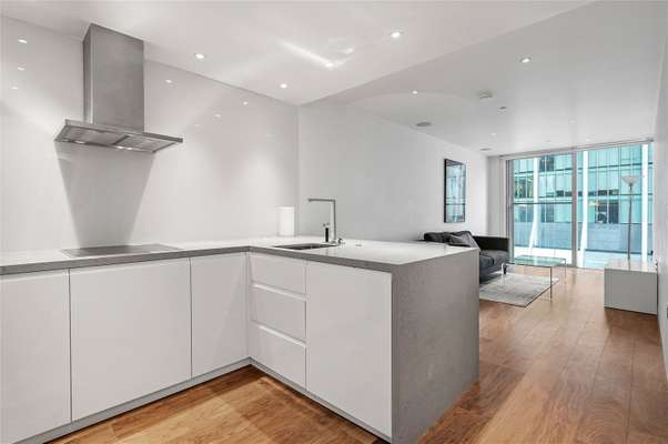 Flat Andrewes Highwalk in City of London