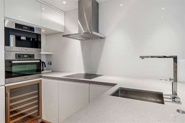 Flat Andrewes Highwalk in City of London