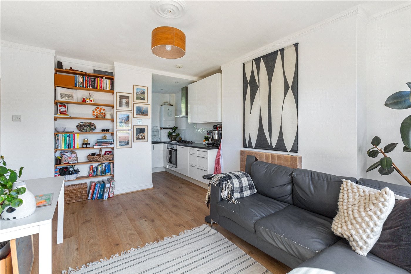 Flat Bevenden Street in Greater London