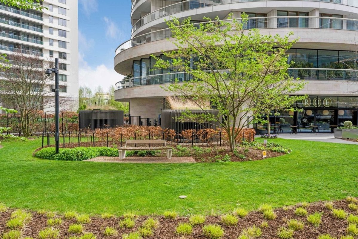 Flat Park Drive in Greater London