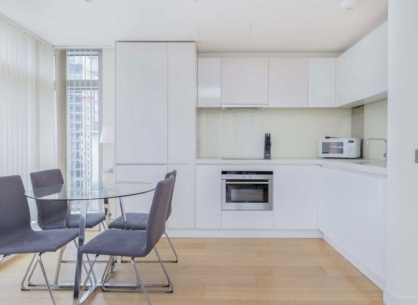 Flat Pan Peninsula Square in Greater London