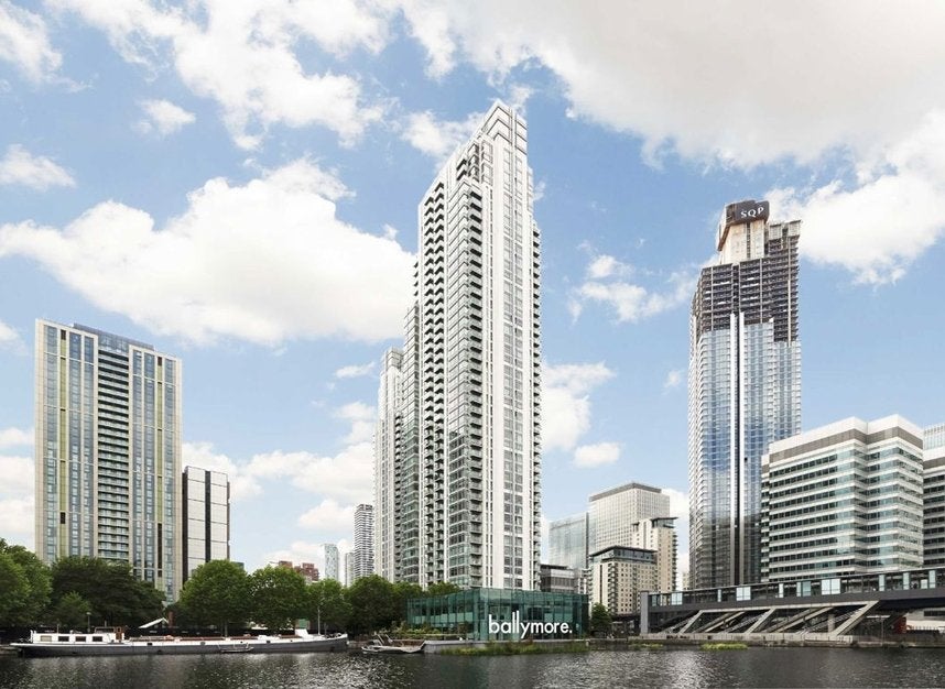Flat Pan Peninsula Square in Greater London