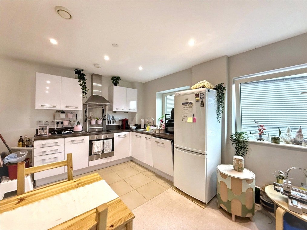 Flat Juniper Drive in Greater London