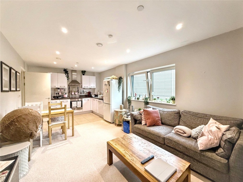 Flat Juniper Drive in Greater London