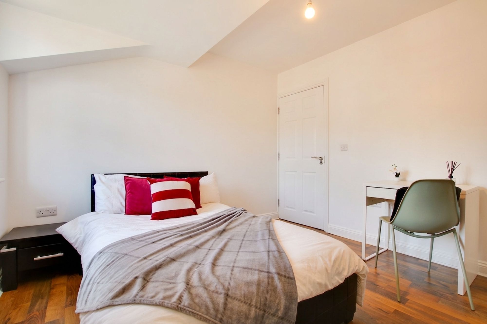Room Blue Fox Close in Leicester