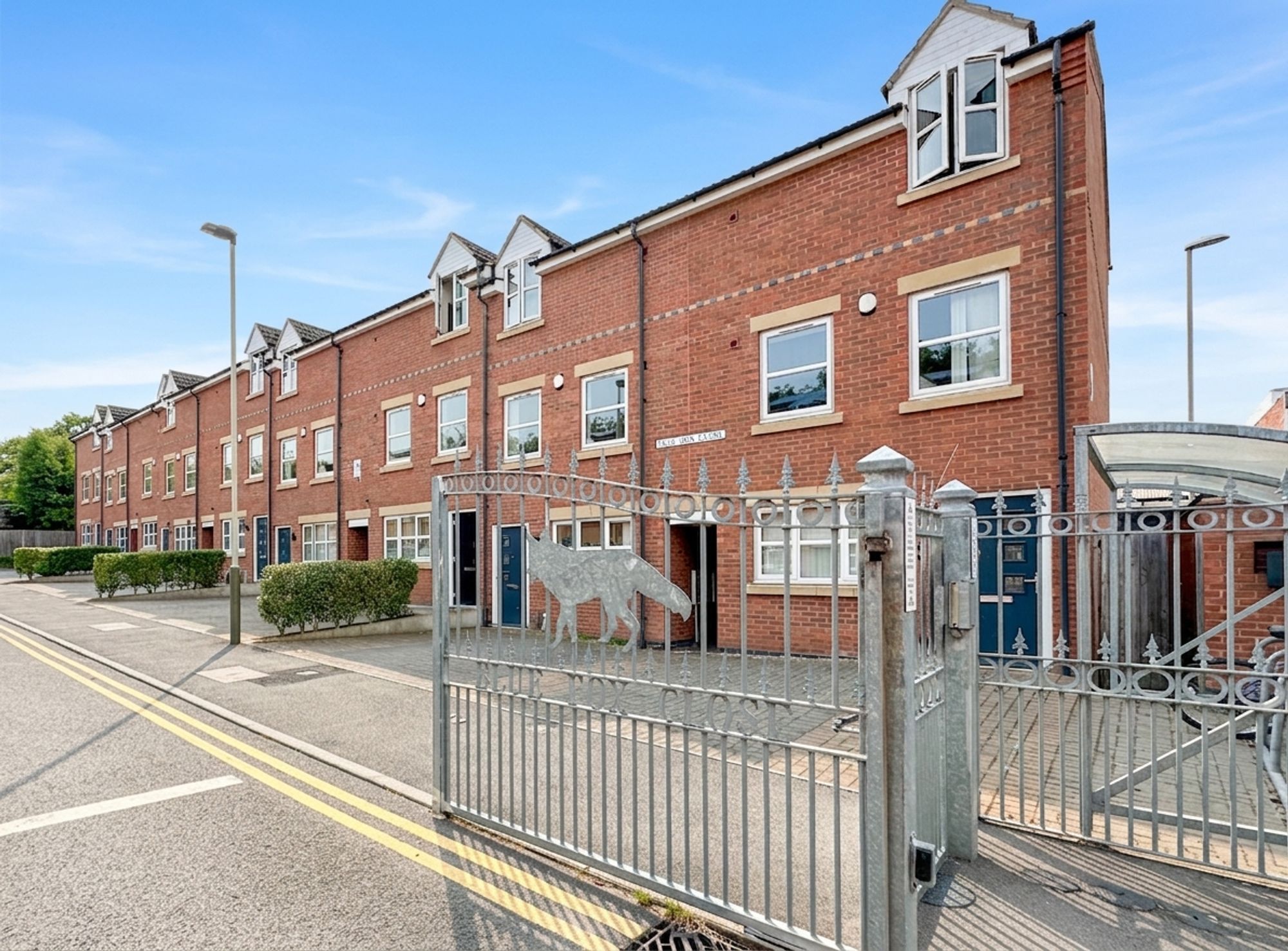 Room Blue Fox Close in Leicester