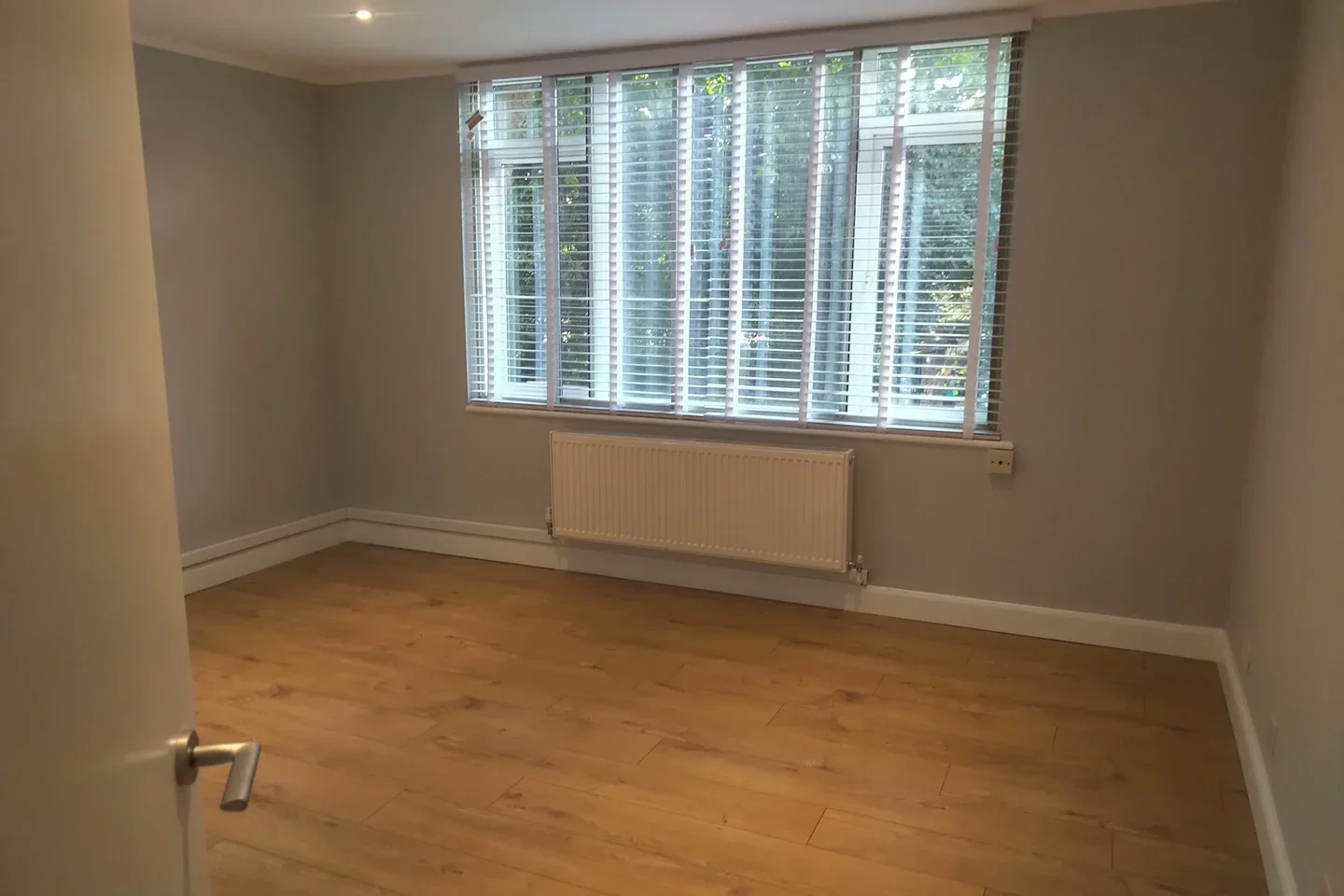 Flat Well Hall Road in Greater London