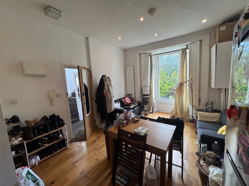 Flat Stock Orchard Crescent in Greater London