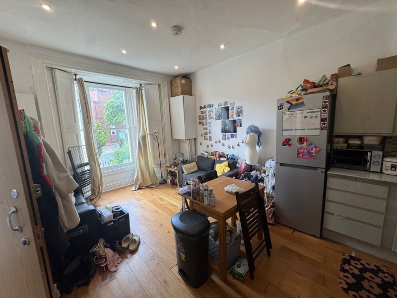 Flat Stock Orchard Crescent in Greater London
