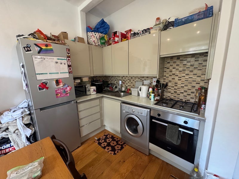 Flat Stock Orchard Crescent in Greater London