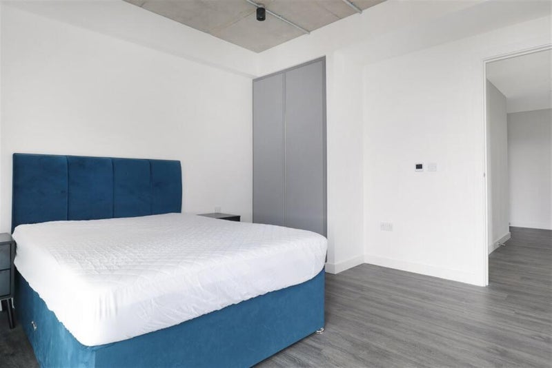 Room Harrow Manorway in Greater London