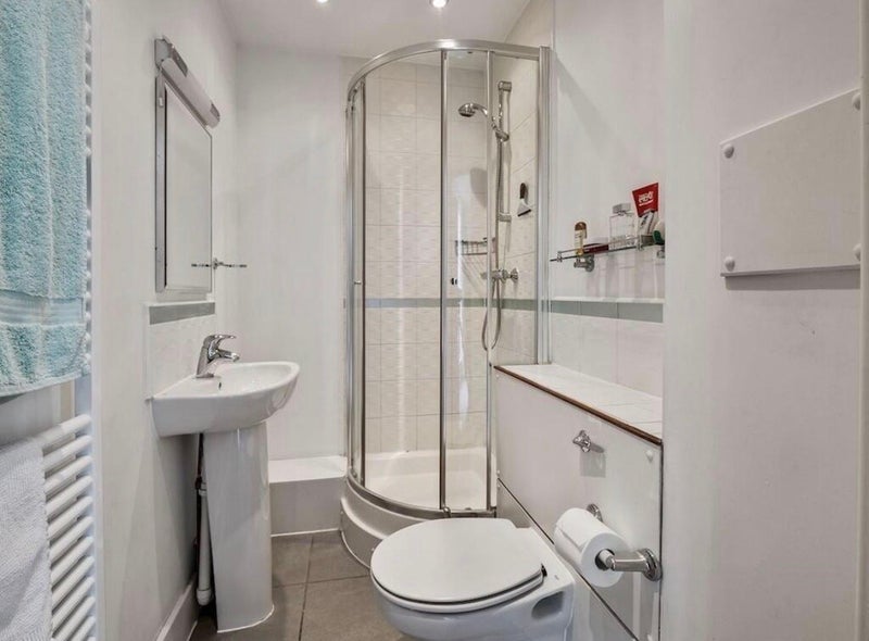 Room Alscot Road in Greater London