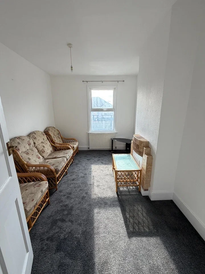 Flat New Road in Greater London