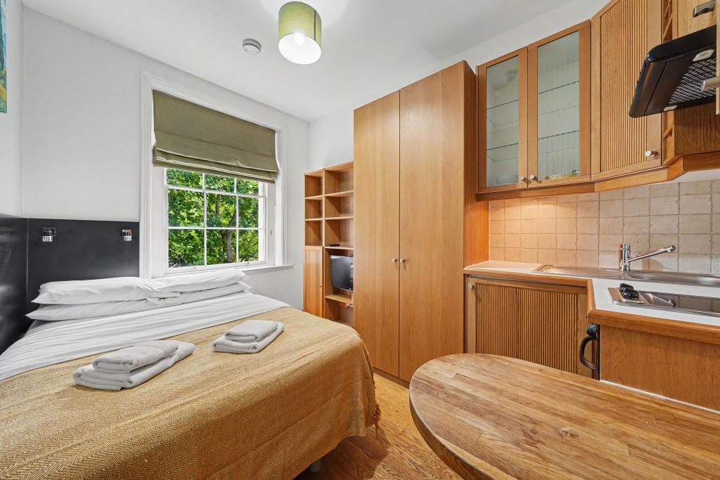Flat Cartwright Gardens in Greater London