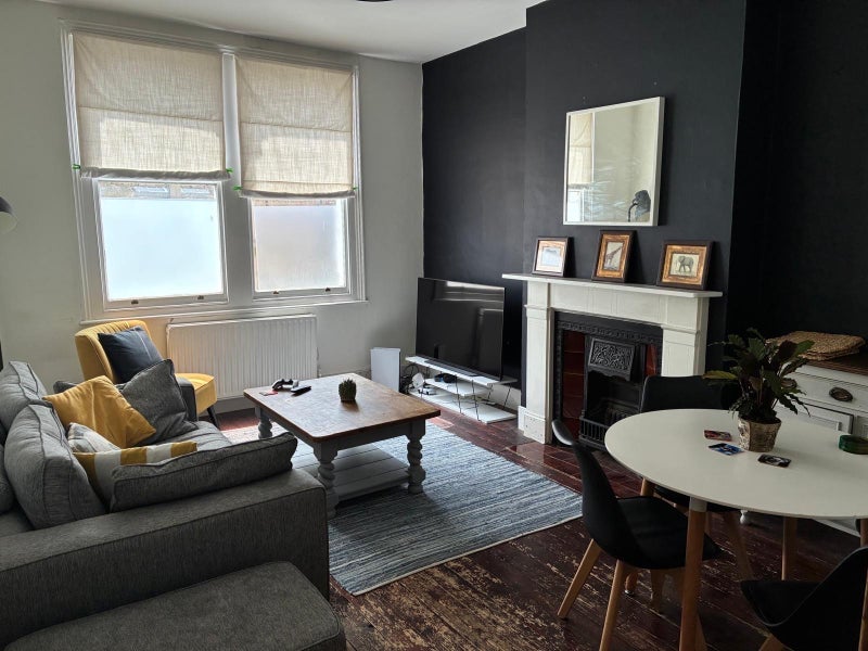 Room Avarn Road in Greater London
