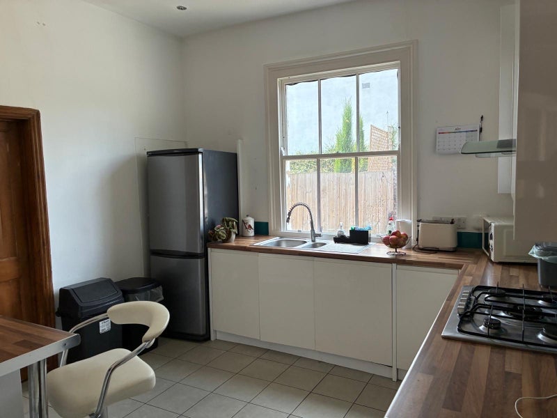 Room Avarn Road in Greater London