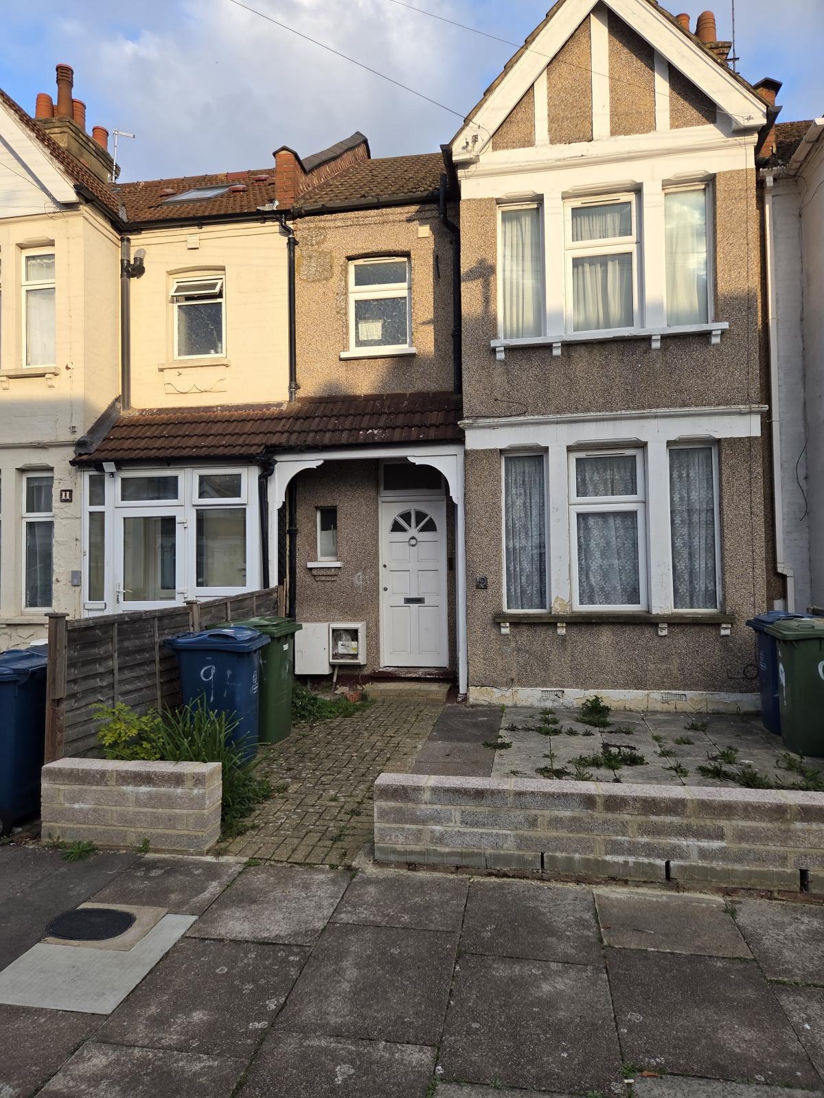 Flat Stirling Road in Greater London