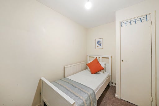 Room Chippenham Road in City of Westminster