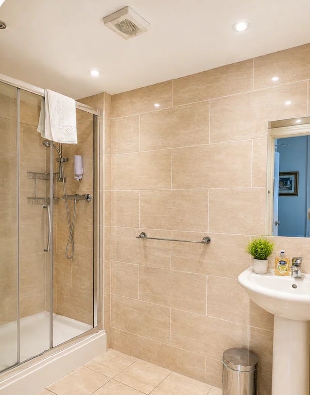 Room Courtfield Gardens in Greater London