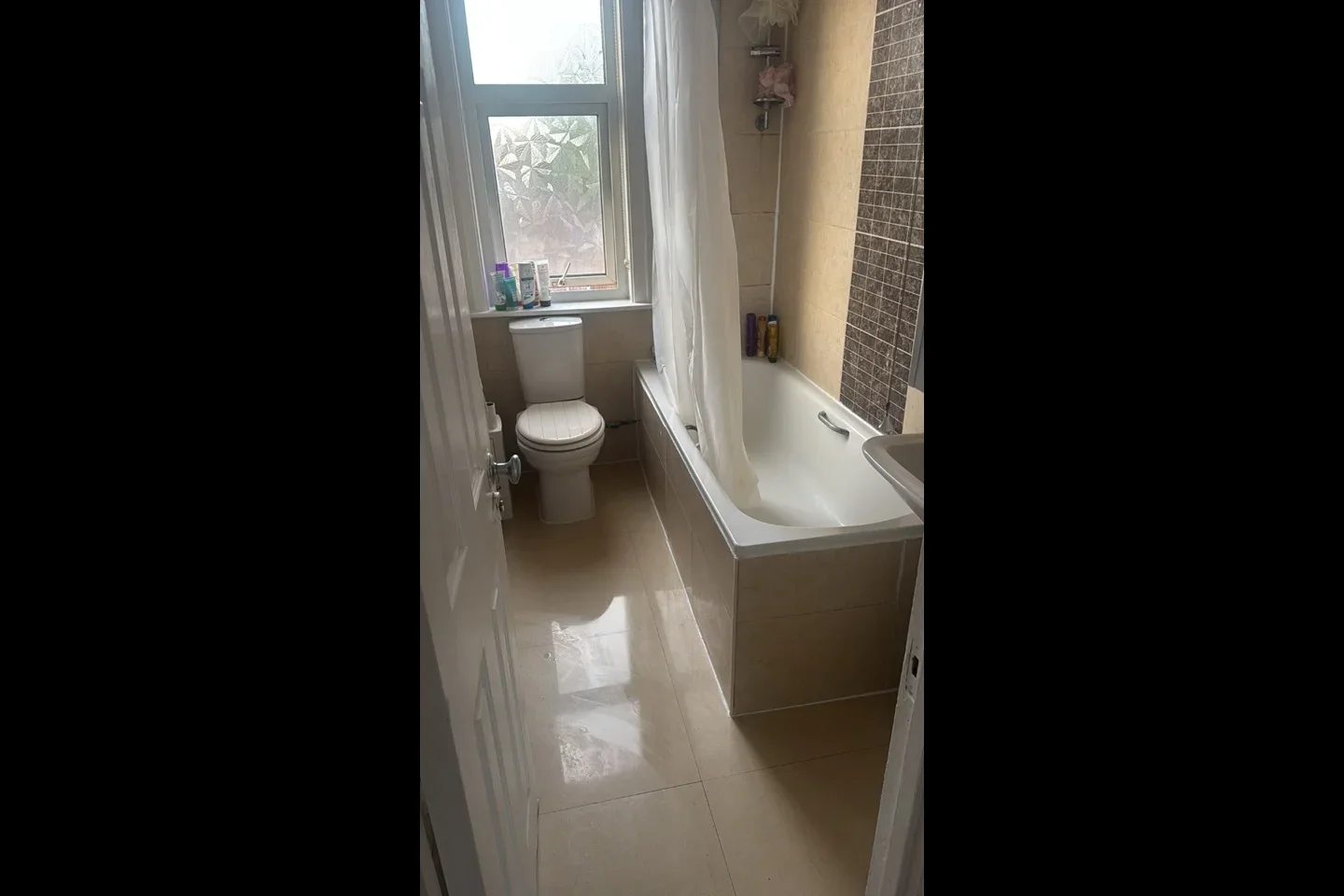 Room Douglas Road in Greater London