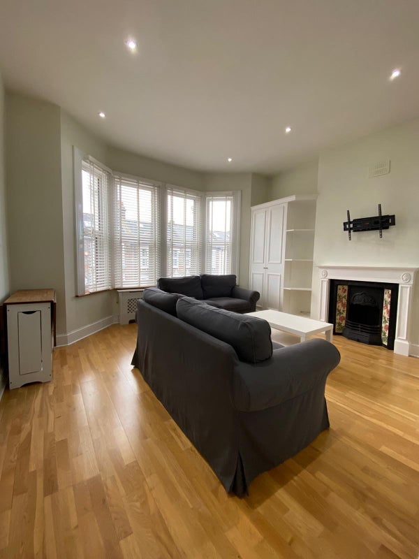Flat Holmewood Road in Greater London