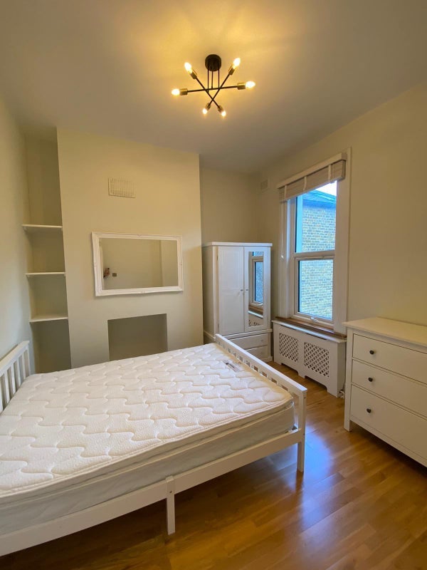 Flat Holmewood Road in Greater London