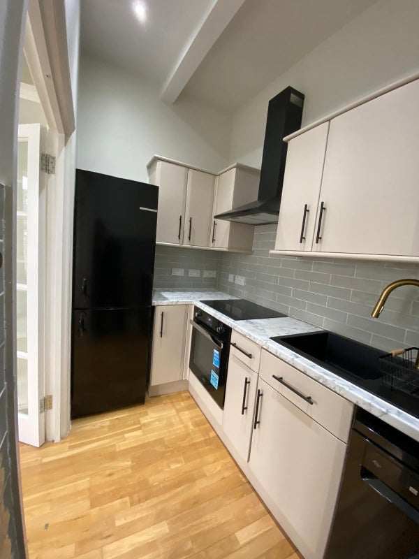 Flat Holmewood Road in Greater London