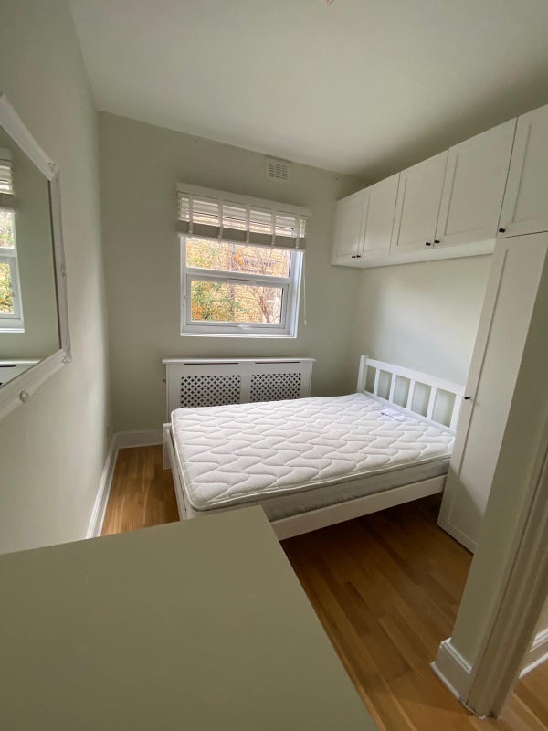 Flat Holmewood Road in Greater London