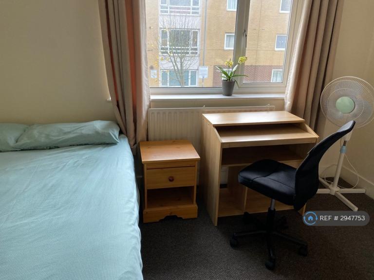 Room Nightingale Avenue in Greater London