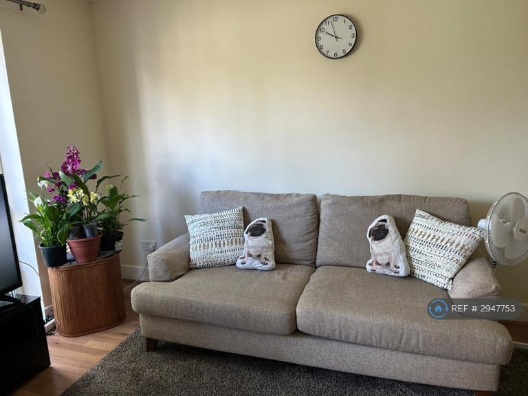 Room Nightingale Avenue in Greater London