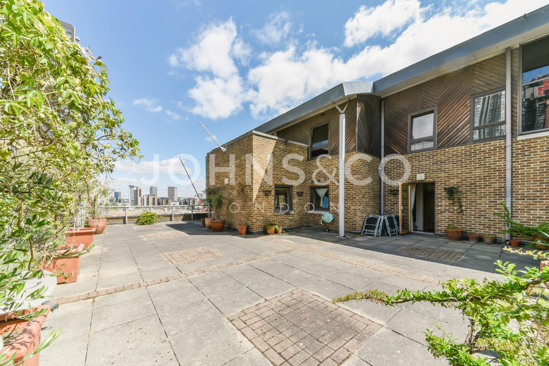 Flat Meridian Place in Greater London